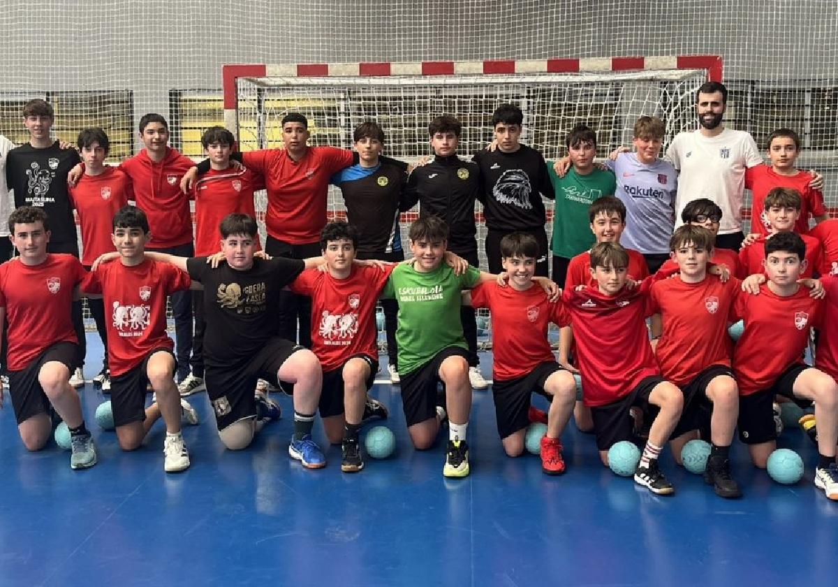 Jorge Martínez y Javi Campo con jugadores de la provincia en la tecnificación celebrada en Zumaia.
