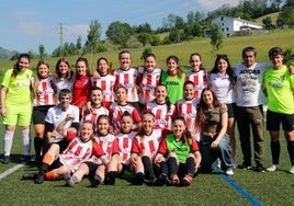Los primeros equipos femenino y masculino del Club Deportivo Elgoibar celebraron la permanencia sobre el césped de Mintxeta.