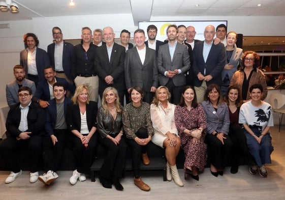 Galardonados y patrocinadores de los Gastronomika Sariak BMW Lurauto 2025 posan en la foto de familia que puso punto final a la cena celebrada en el Tenis Ondarreta.