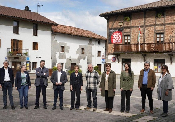 El gobierno foral y el alcalde de Altzo, ayer en el consejo foral.