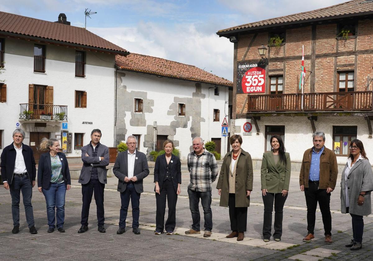 El gobierno foral y el alcalde de Altzo, ayer en el consejo foral.