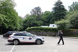 Un agente de la Ertzaintza, esta mañana en el parking de Ulia, lugar donde han ocurrido los hechos investigados.
