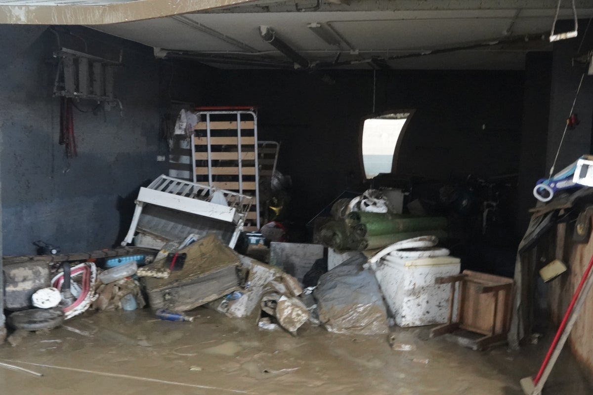 Jornada de limpieza en Gabiria tras la inundación