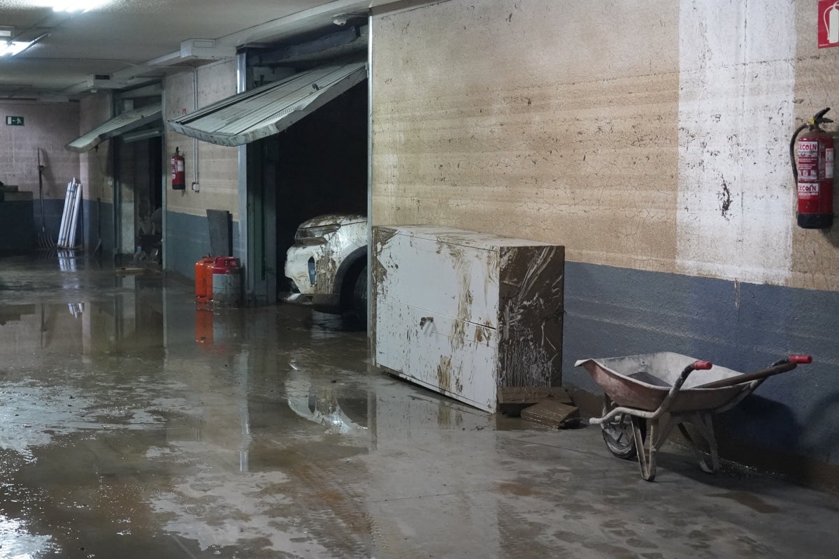 Jornada de limpieza en Gabiria tras la inundación