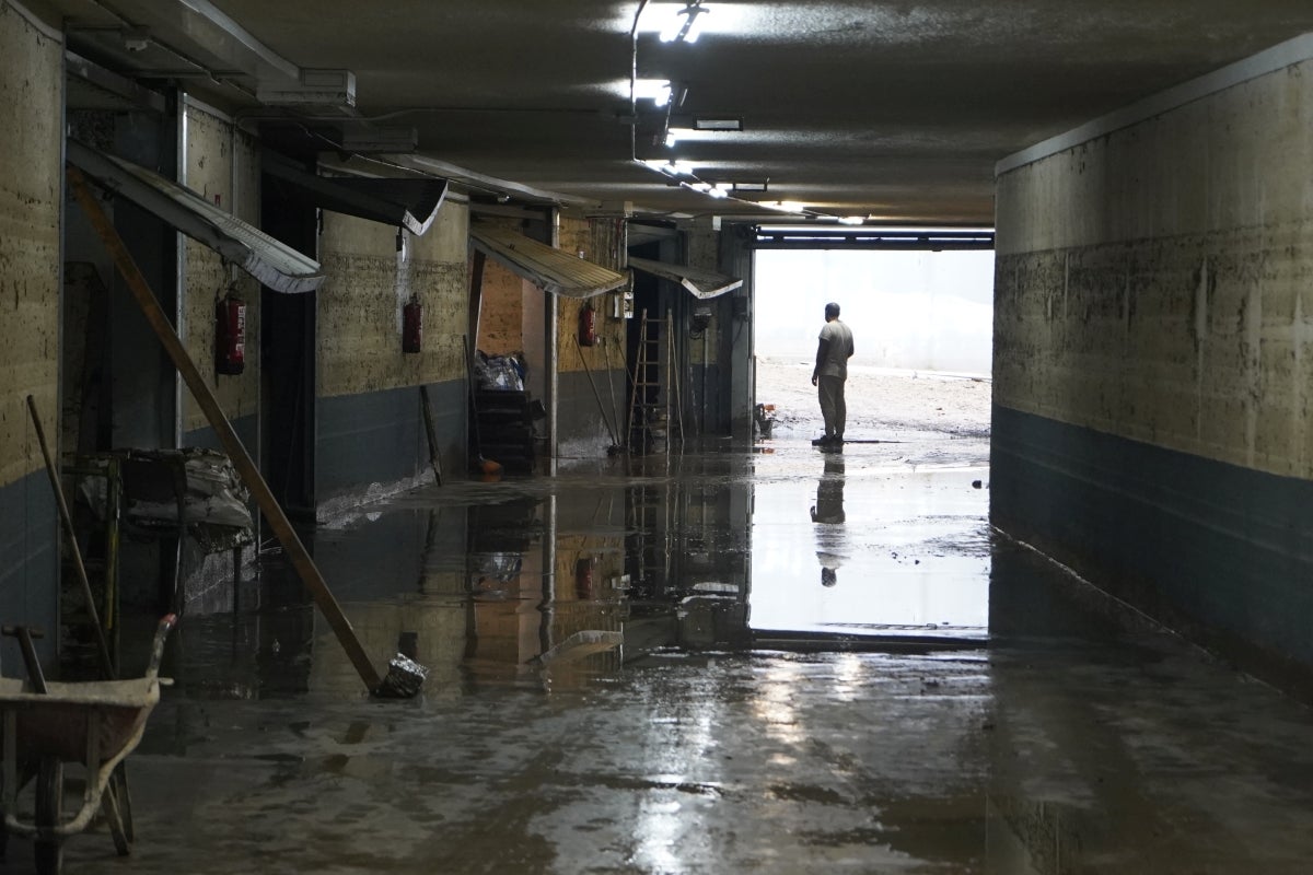 Jornada de limpieza en Gabiria tras la inundación
