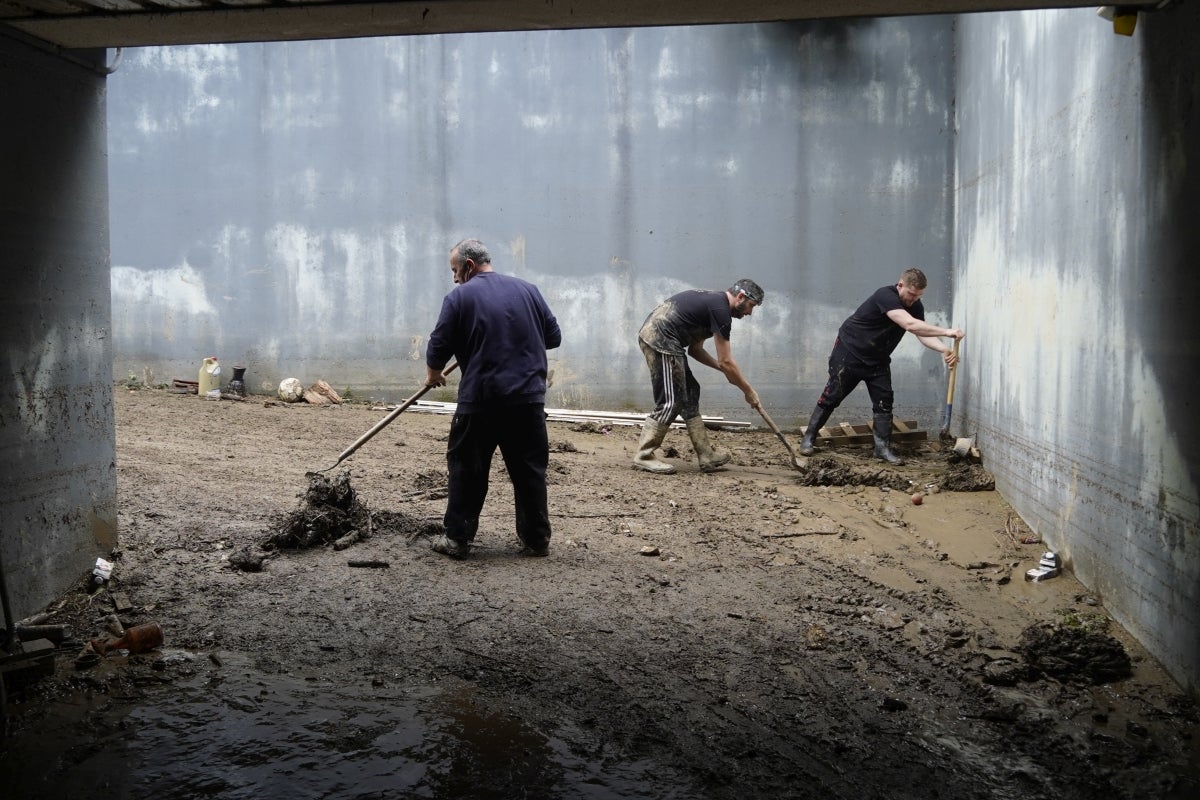 Jornada de limpieza en Gabiria tras la inundación
