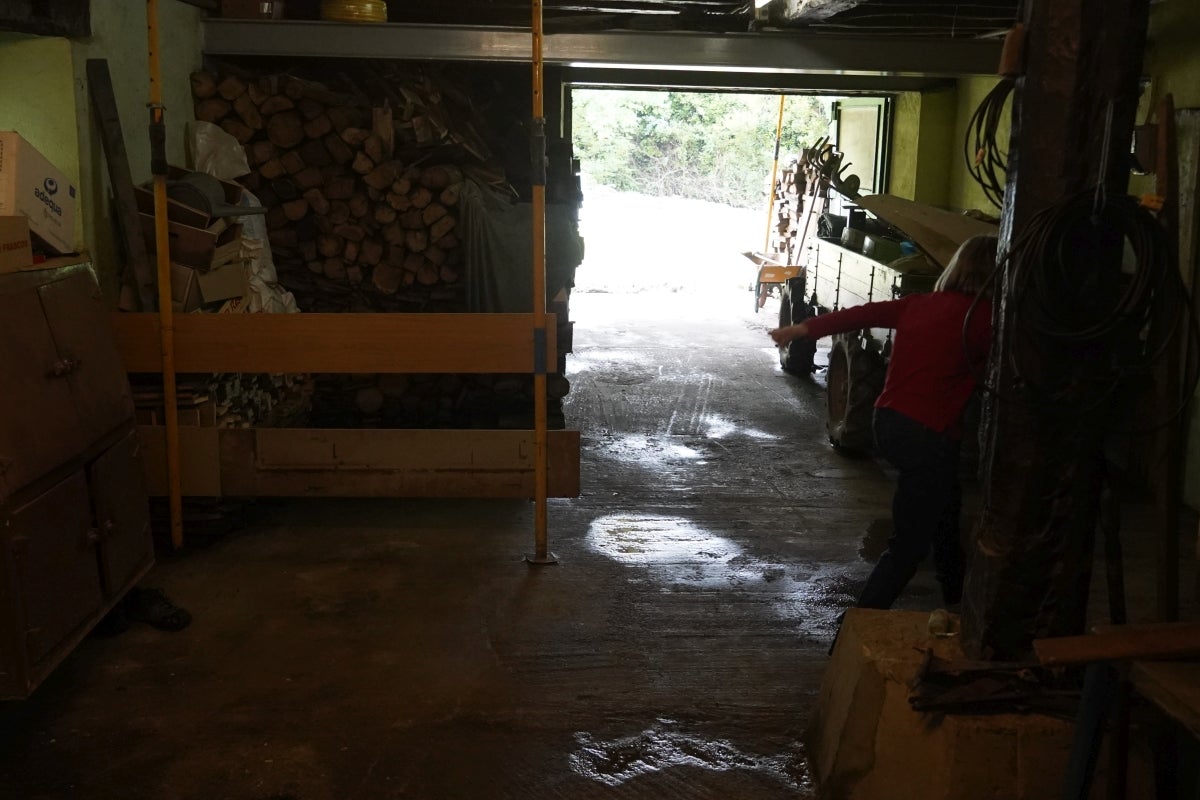Jornada de limpieza en Gabiria tras la inundación