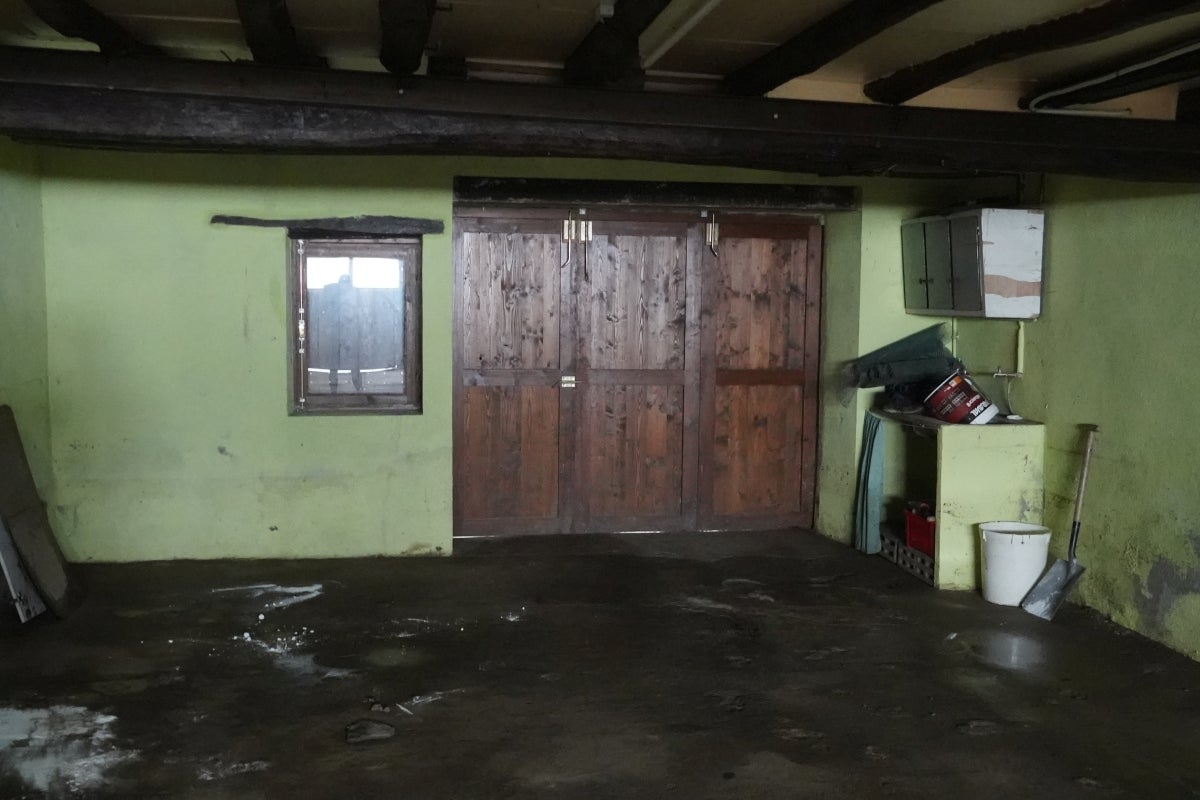 Jornada de limpieza en Gabiria tras la inundación