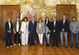 La delegación irundarra ha sido recibida en el ayuntamiento de Barcelona por el alcalde Jaume Collboni y la primera teniente de alcalde Laia Bonet.