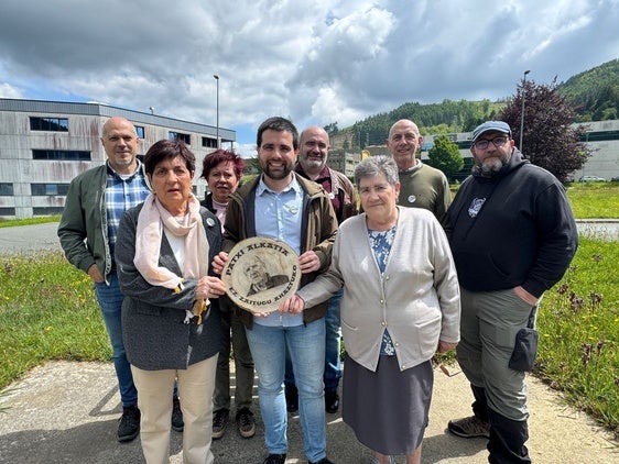 El portavoz IkerLaka junto con ediles y simpatizantes en el indutrialdea de Pagatza.
