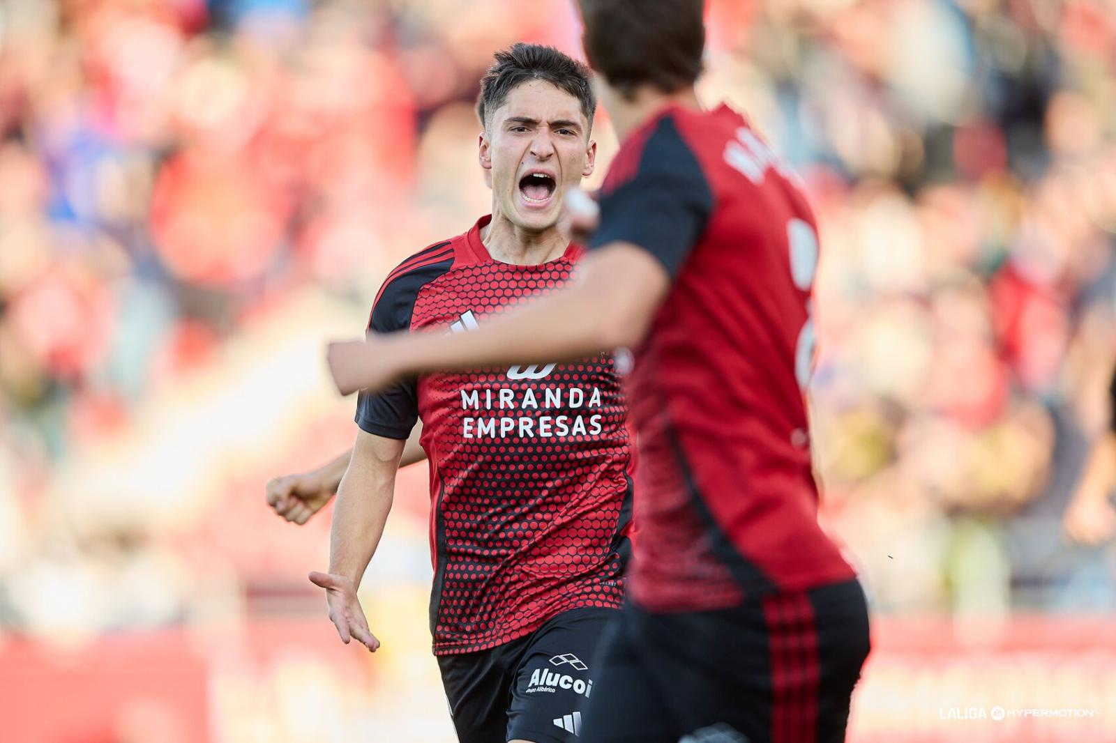 Gorrotxategi celebra uno de sus cuatro goles con el Mirandés
