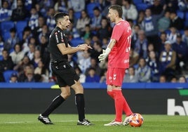 El árbitro García Verdura advierte a Guaita sobre sus pérdidas de tiempo en el encuentro del pasado martes en el Reale Arena contra la Real