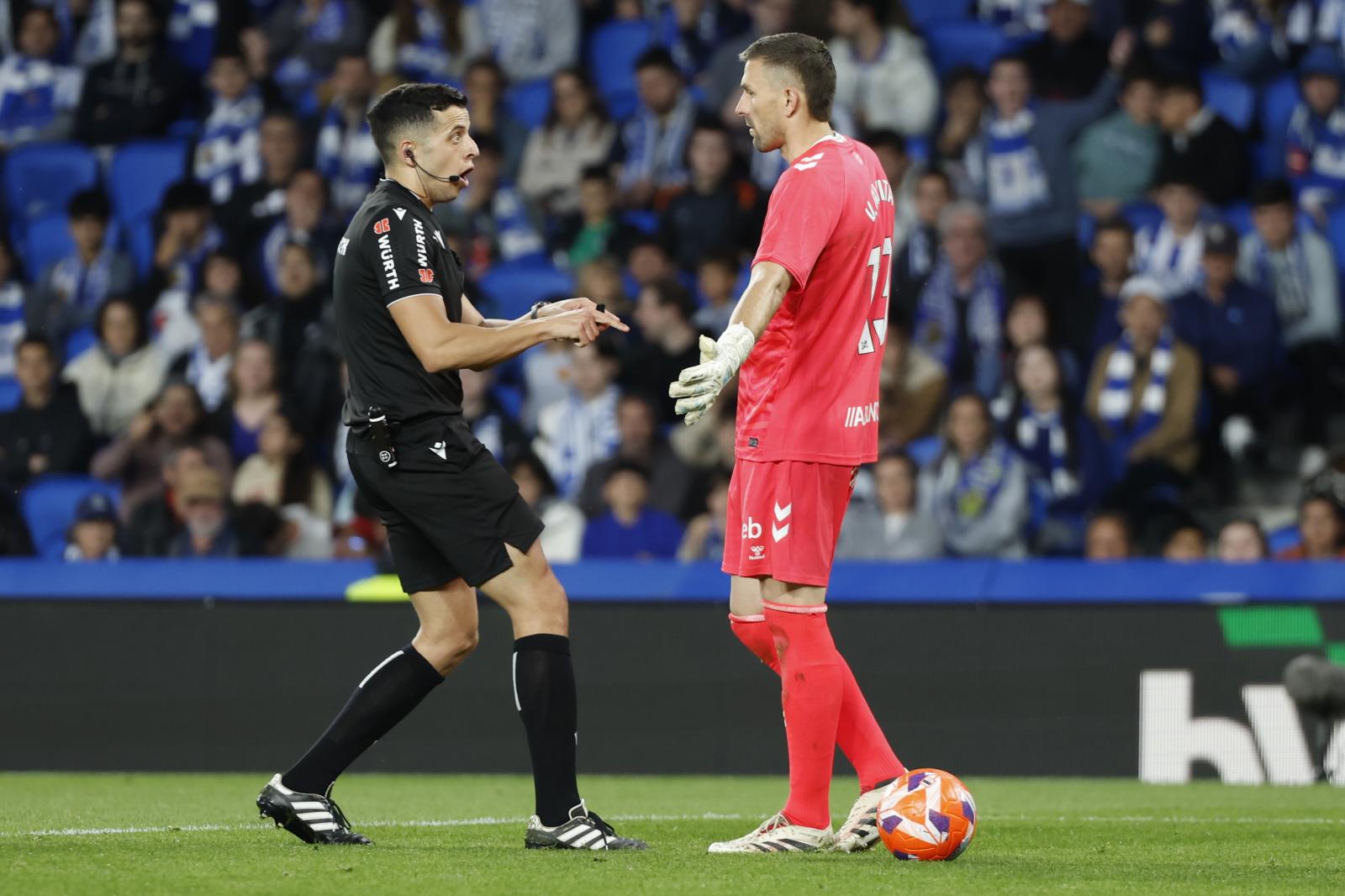 El árbitro García Verdura advierte a Guaita sobre sus pérdidas de tiempo en el encuentro del pasado martes en el Reale Arena contra la Real