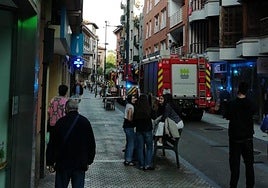 Un camión de Bomberos a la altura del número 8 de la calle Viteri de Errenteria.