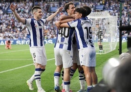 Zubeldia, Oyarzabal, Zubimendi y Aramburu abrazan a Mariezkurrena tras su gol al Girona.