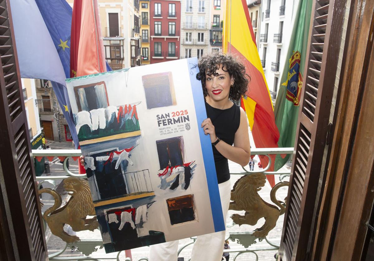 'Hogar Pamplonica', el original cartel con balcones y ropa tendida, elegido como imagen de San Fermín 2025