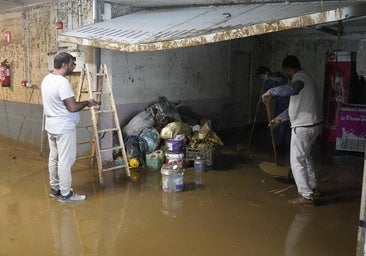 Neveras, arcones, botes de pintura... Buena parte de los materiales guardados en garajes, sótanos y almacenes del barrio Alegi, de Gabiria, han quedado destrozados o inutilizados tras las inundaciones del lunes.