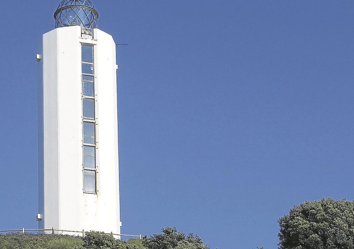 El faro de Gorliz vigila la bahía en la que los jóvenes tendrán próximamente sus campos de trabajo.