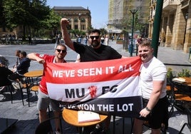 Aficionados del Manchester United en una terraza del Boulevard donostiarra esta mañana
