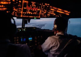 Un piloto en la cabina de mandos de un avión comercial.