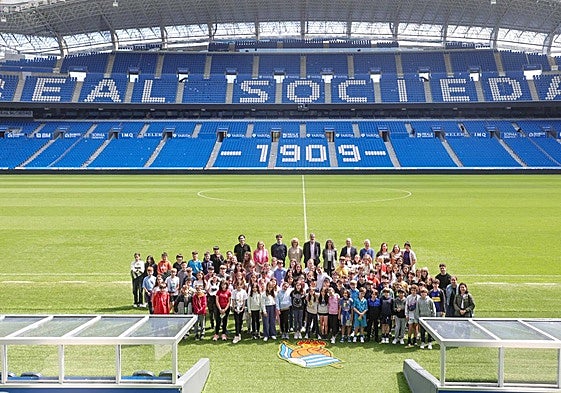 Se puso ayer el broche final a los actos organizados dentro del programa 'Zure hiria zaintzen', con la entrega de premios a los niños y niñas que han participado en el concurso de dibujar la Donostia del futuro. En la edición de este año han participado 360 jóvenes de Amara Berri, Ikasbide y Katalina Erauso. Acudieron al evento, entre otros, el alcalde Goia e Iñigo García, edil de Educación y Juventud.