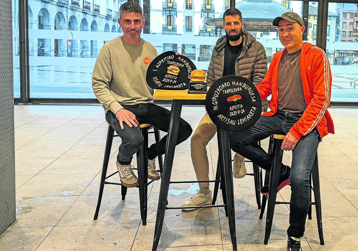 Los organizadores, con las dos txapelas en juego.