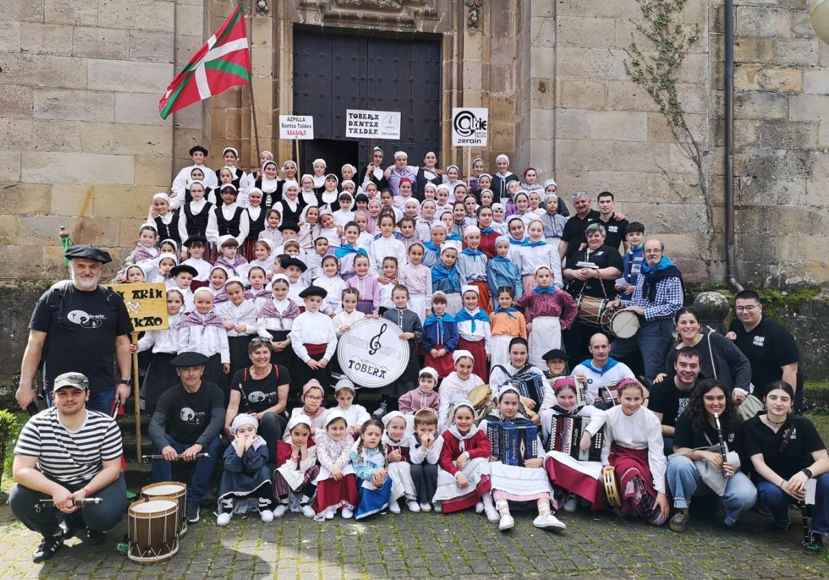 Herriko dantzari eta musikariek ostegunean ekingo diote maiatzeko ekitaldi sortari Manoloneko izkinan.