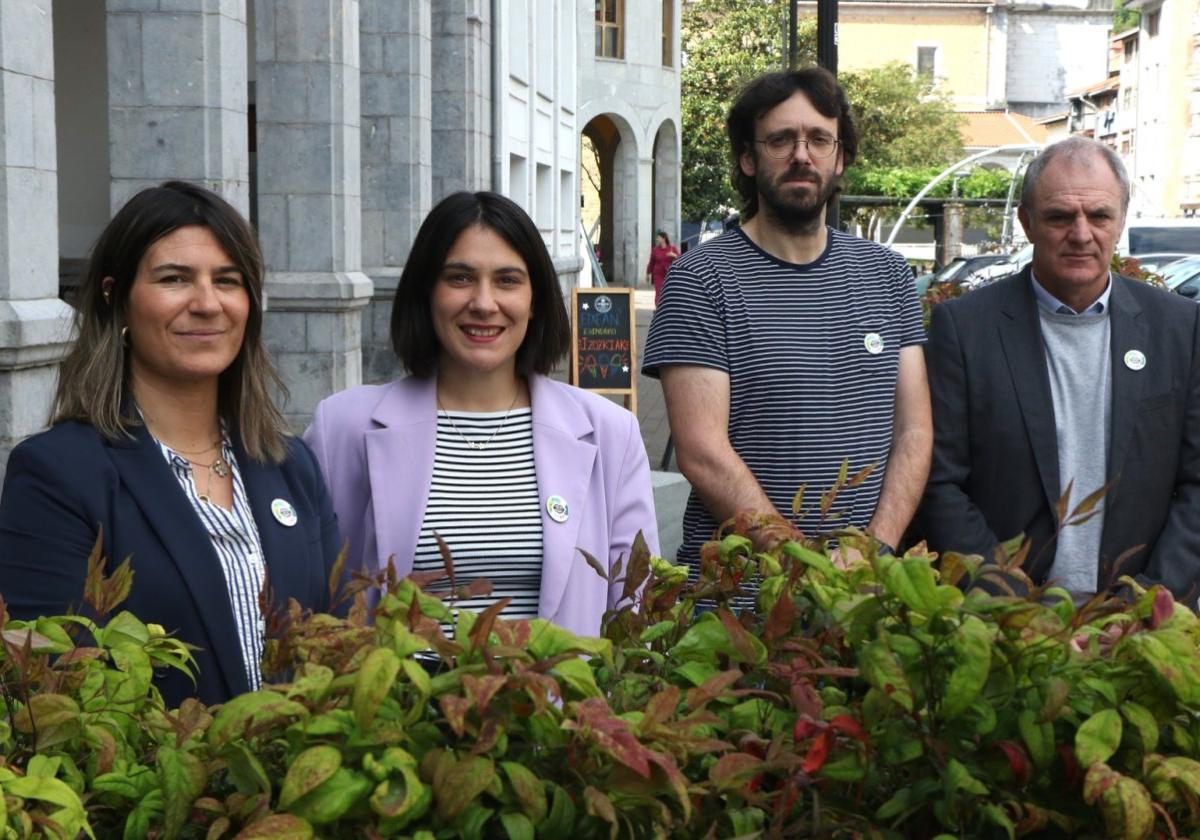 Erika Lehr, Maialen Gurrutxaga, Enetz Ezenarro y Asier Etxabe, en la presentación de ayer.
