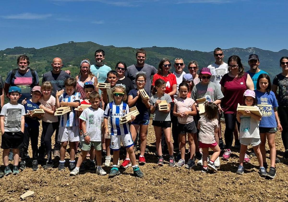 Saguzar habiak eta intsektuen 'hotela' egin dituzte familian