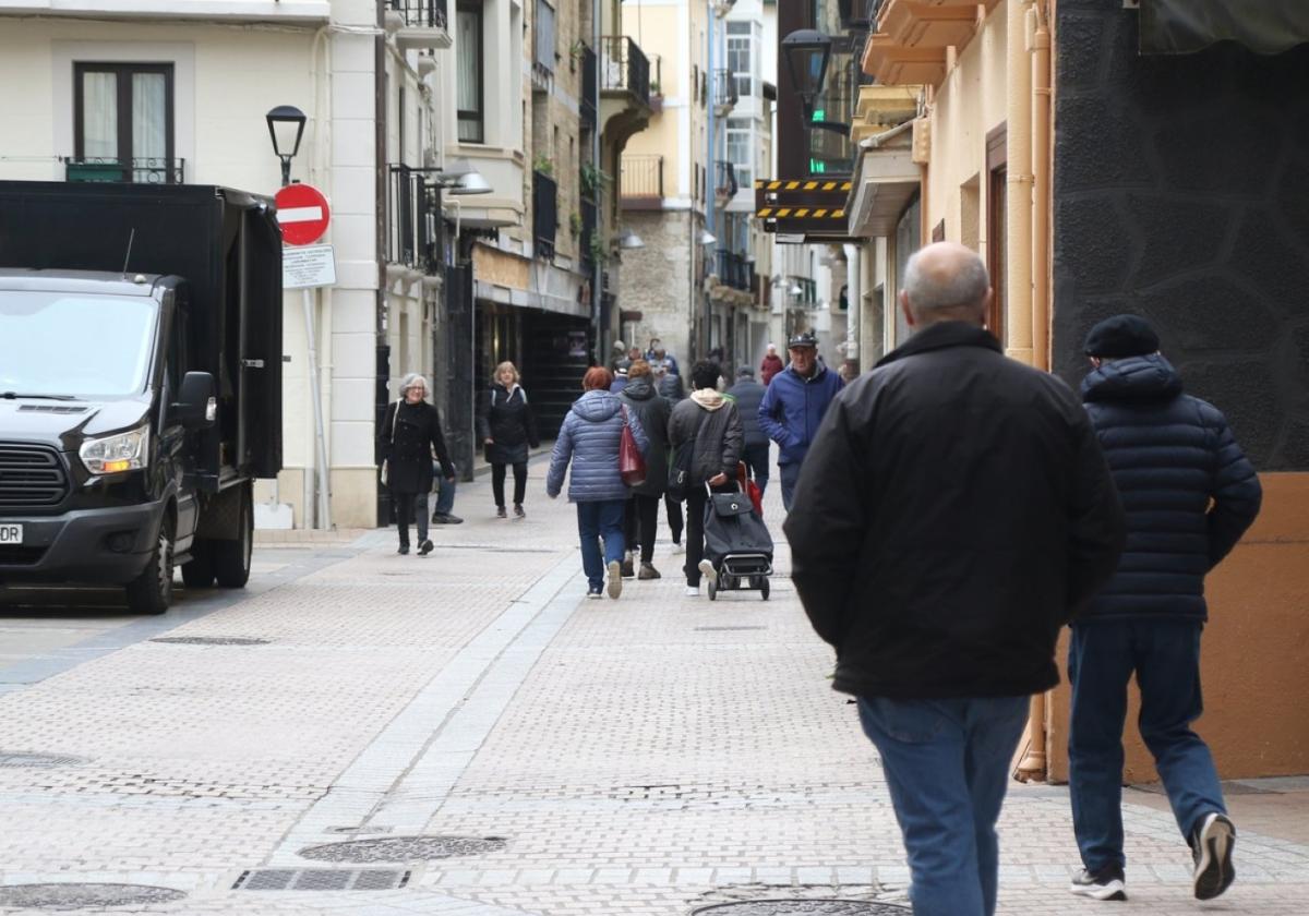 Ciudadanos caminando por el centro urbano de Deba.
