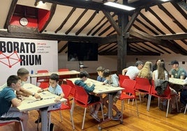 Público infantil y adulto participó en las primeras partidas.