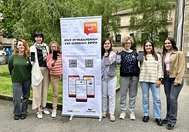 Concejalas, técnicas y colaboradores municipales y de Badihardugu en la presentación de la aplicación.