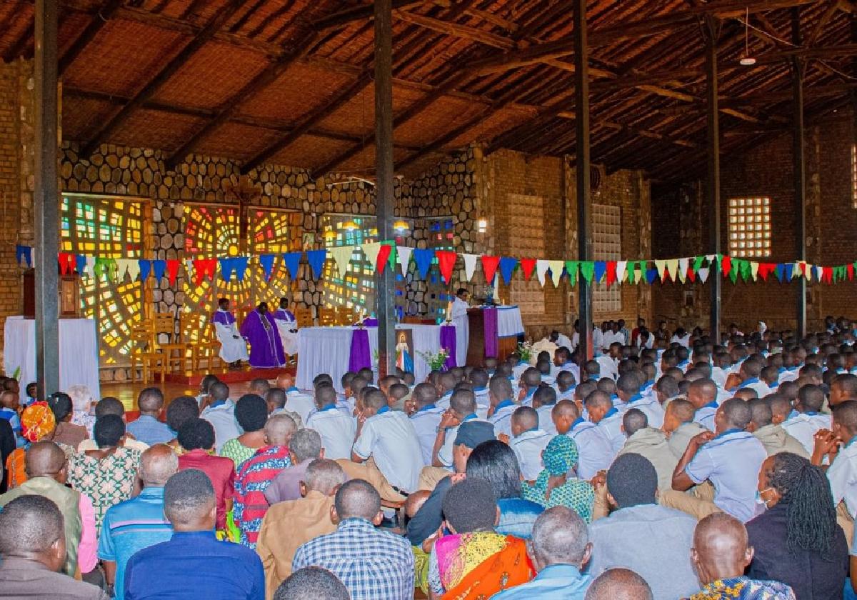 La parroquia de Kabuga, llena durante la misa por el aniversario del fallecimiento de José Ramón Amunarriz.