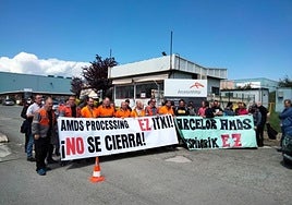 La plantilla de Legasa se trasladó a la factoría de Berrioplano para realizar su protesta.