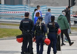 Tres ertzainas antes de un partido de la Real Sociedad.
