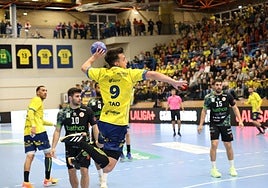 Gey-Emparan lanzando a portería en el partido de esta temporada contra el Torrelavega.