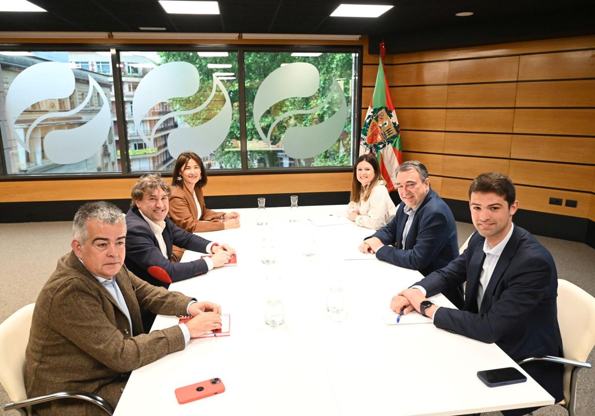 Primer encuentro entre el PNV de Aitor Esteban y el PSE, en la sede de Sabin Etxea.