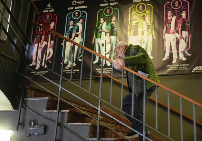El pelotazale andoaindarra sube las escaleras del frontón hernaniarra.