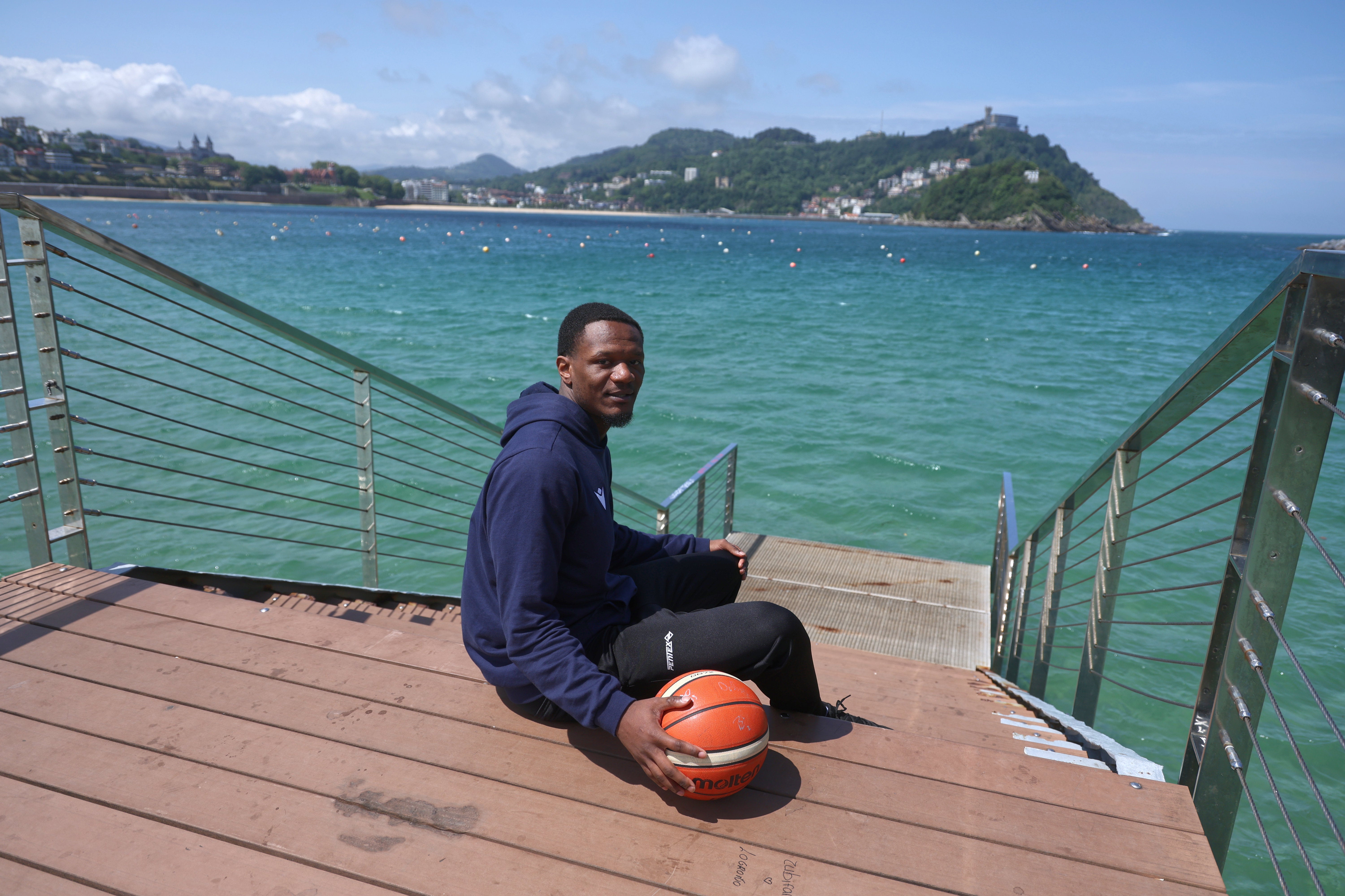 Daishon Smith, sentado en la pasarela del Naútico en Donostia.