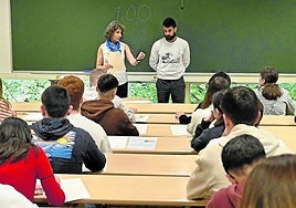 Dos docentes dan instrucciones a los alumnos en la pasada edición de la Selectividad en el campus donostiarra de la UPV/EHU.