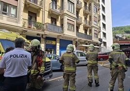 Bomberos, ambulancia y policía, en el lugar del incendio en el barrio de Gros