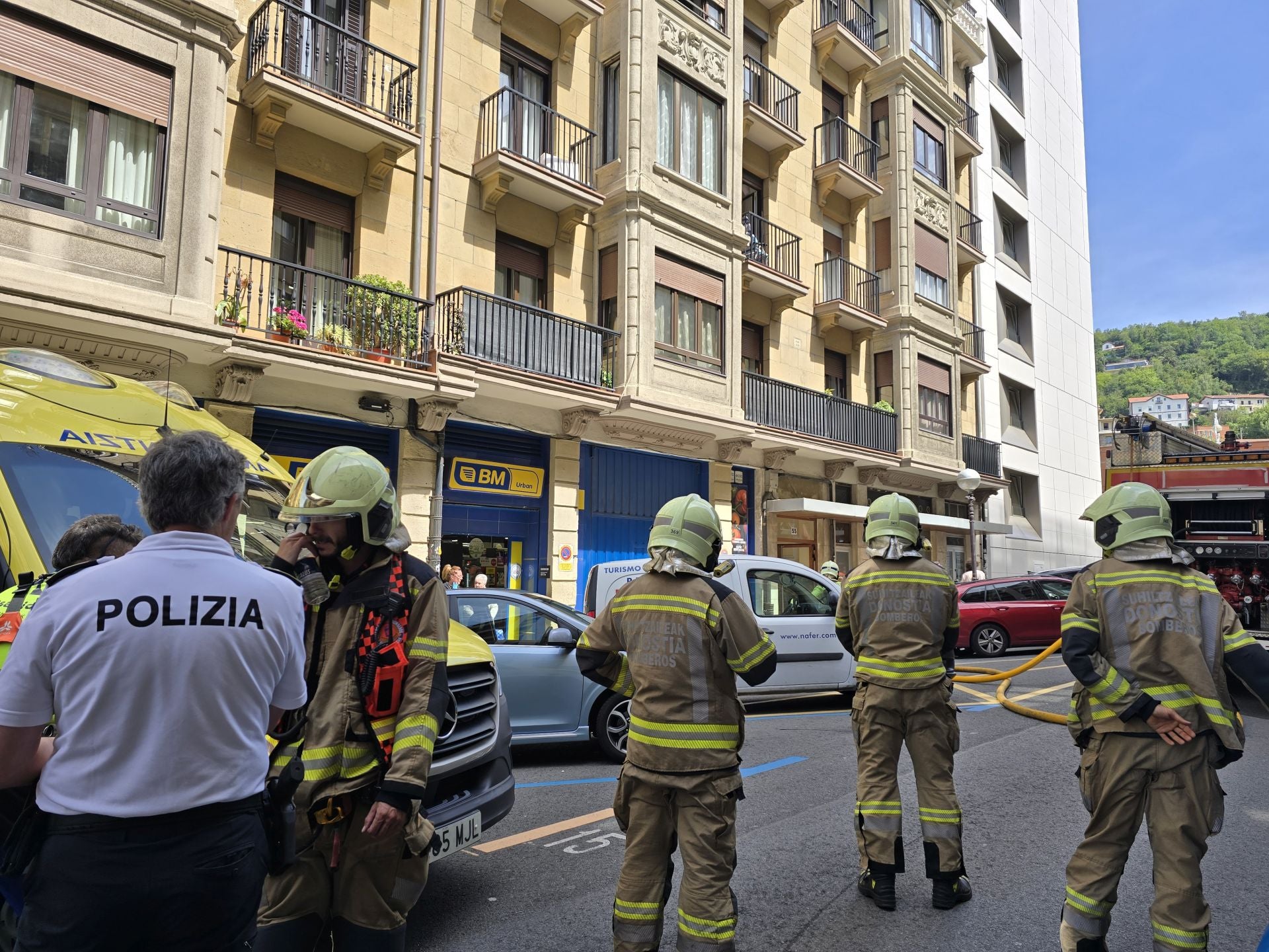 Bomberos, ambulancia y policía, en el lugar del incendio en el barrio de Gros