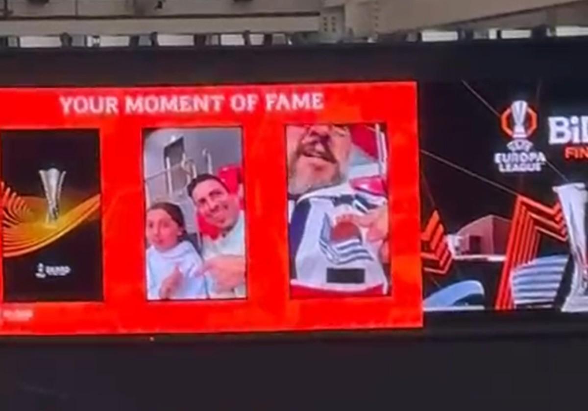 Un aficionado de la Real Sociedad presume de equipo en casa del Athletic y enseña su escudo a todo San Mamés