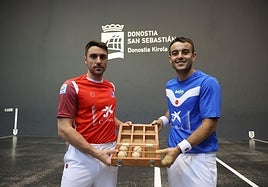 Peio Etxeberria e Iker Larrazabal muestran las cuatro pelotas elegidas en el Atano III.
