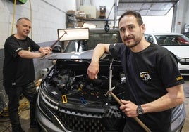 Asier y Ginés en Irazcar, Anoeta, reparando un coche que sufrió el impacto del granizo en Tarragona.