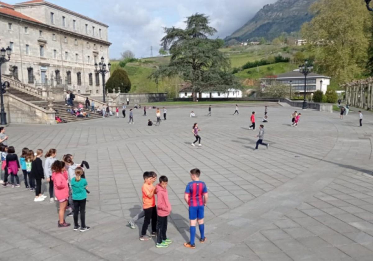 Niños y niñas juegan en Loiola durante los udalekus del pasado año.