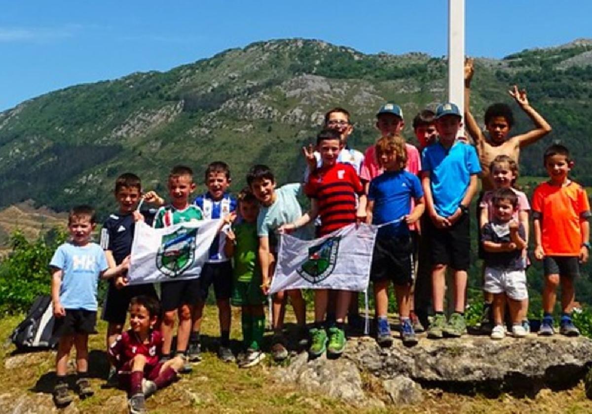 Txalintxoko azken irteeran parte hartutako haurrak, tontorrean.
