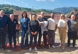 Orioko udaleko ordezkari eta teknikaria, parrillero eta eragileak elkar, atzo goizean Zimitorioan.