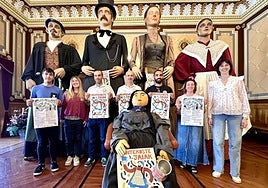 Presentación del programa oficial de fiestas en compañía de Bitorianatxo y los gigantes txupineros.