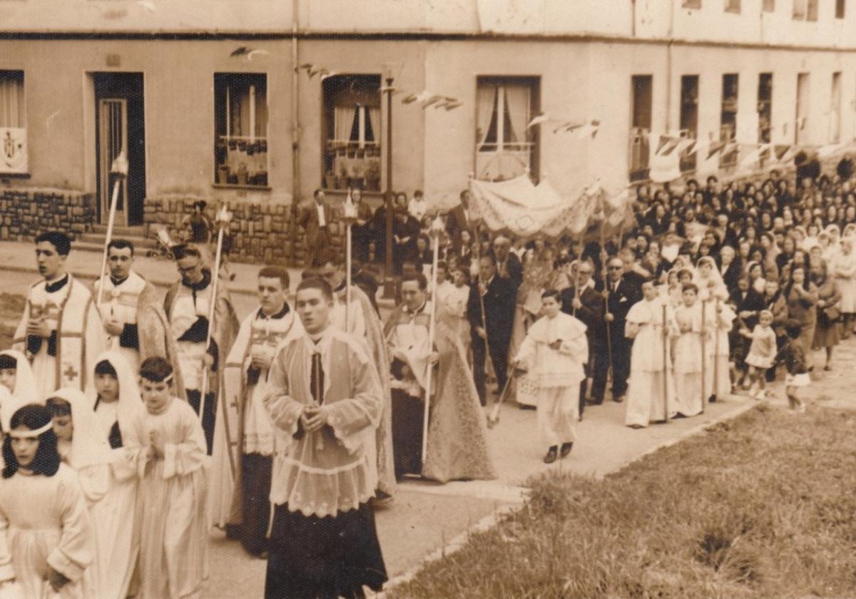 Mayo, mes de comuniones, bodas... el mes de las flores. 1958, procesión por el barrio de Berazubi. ¿Qué le faltará a este barrio por tener?